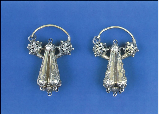 Bosnia-Hertsegovinassa sijaitsevassa Grborezi-Mramorjen kalmisto on yksi kokonaan kaivetuista stećci-kohteista. Paikalle on tehty ainakin 265 hautaa, joissa on yhteensä yli 350 vainajaa. Kalmistoon kuuluu kuitenkin vain 86 hautakiveä. Noin 28% haudoista sisälsi esineitä. Niiden joukkoon kuuluu mm. korvakoruja, kuten kuvan 1400-luvun korvarenkaat. Kuva: Sokol 2015: fig. 4.