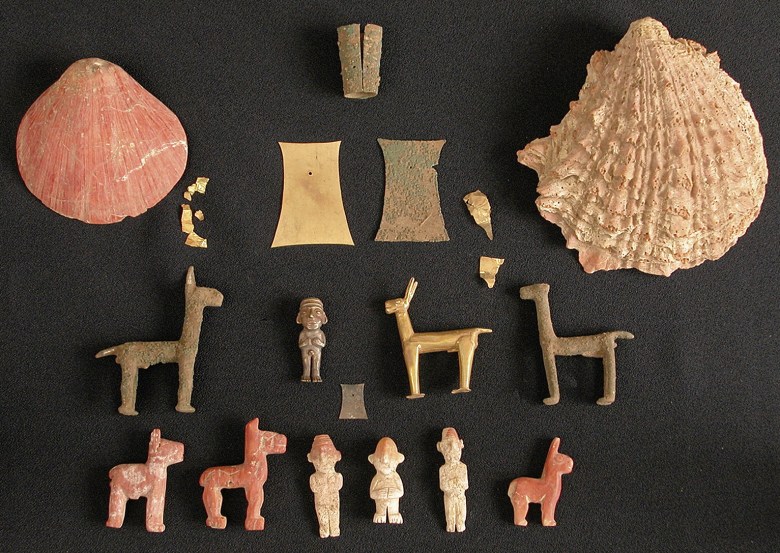 Uhrit saatettiin varustaa erilaisilla pienillä figuriineilla, joilla on ollut symbolinen merkitys.