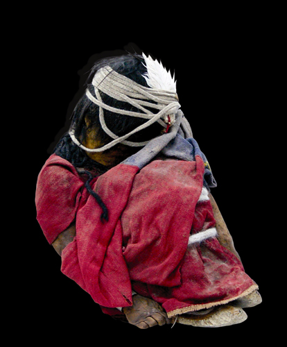 Llullaillacon poika. Poikauhri oli puettu punaiseen tunikaan, mohikaaneihin ja sulalliseen pääkoristeeseen.