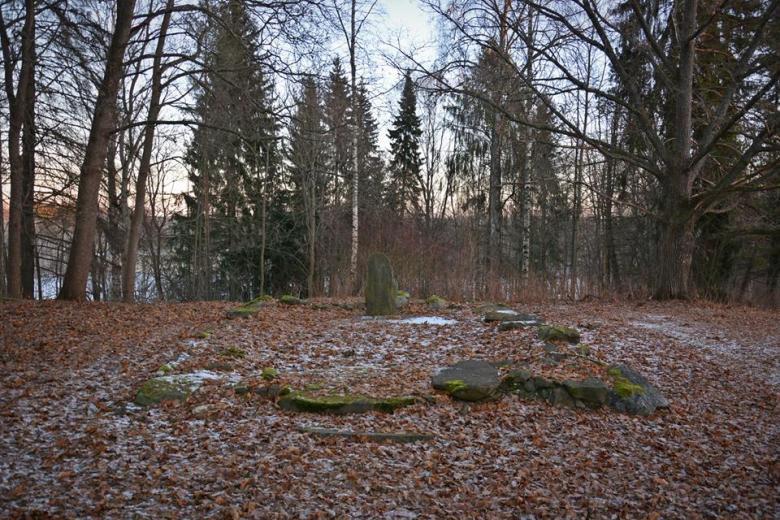 Nokian kartanon puistossa sijaitseva kappelin perustus on kuulunut todennäköisesti 1500-luvun alussa pystytettyyn rakennukseen. Keskelle 1931 pystytetty kivi on löytynyt maasta 1800-luvun puolivälissä. Kuva: Ulla Moilanen.