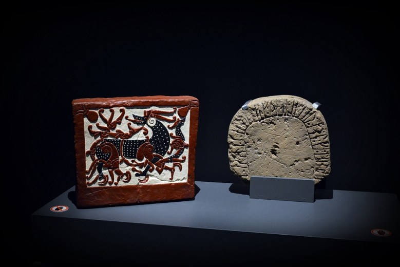 Riimukivistä näyttelyyn oli tuotu vain kopioita. Kuva: Ulla Moilanen.