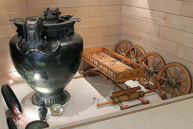 "Vixin prinsessana" tunnetun naisenhaudan vaunujen rekonstruktio sekä haudassa ollut massiivinen astia. Kuva: Claude Valette/Flickr CC.