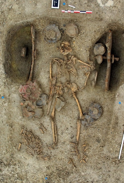 Vuonna 2009 Ranskasta Attichysta tutkittu vaunuhautaus ajoittuu noin 250-luvulle eaa. Miehen hautaan kuului mm. aseita ja astioita. Kuva: Sylvain Thouvenot / Inrap.