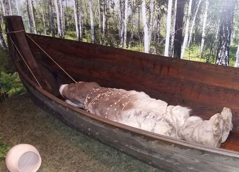 Tyumenin museossa on mahtipontinen rekonstruktio Bazanin kalkoliittisesta venehautauksesta. Kuva: Wikimedia Commons.