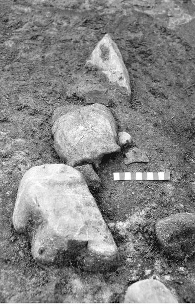 Ensimmäiselle vuosisadalle jaa. ajoitettu, votiivikätköksi tulkittu löytö Isle of Lewisin saarella sisälsi ihmiskallon, pyöreän kiven sekä keramiikan ja luiden kappaleita. Kuva;: Armit : , fig. 1.2.