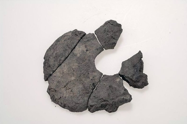 Fragmentaarinen leipä. Viikinkiaikainen hautalöytö Upplannin Sollentunan Häggvikistä. Kuva: Statens historiska museum.