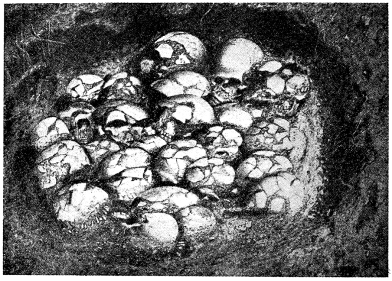Ofnetin luolan suurempi kalloja sisältänyt kuoppa. Kuva: Wikimedia Commons.