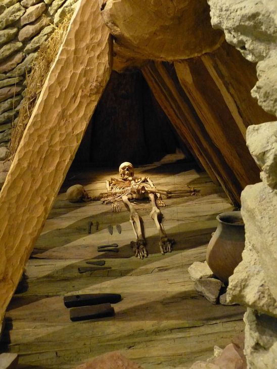 Leubingenin hautauksen rekonstruktio Thüringenin museossa Weimarissa. Kuva: Wolfgang Sauber/Wikimedia Commons.