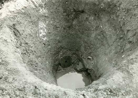 Viikinkiaikaisesta Trelleborgista, Tanskasta, löytyi kaivoon mahdollisena uhrina asetettu jauhinkivi ja ihmiskallo. Kuva: National Museum, Denmark.