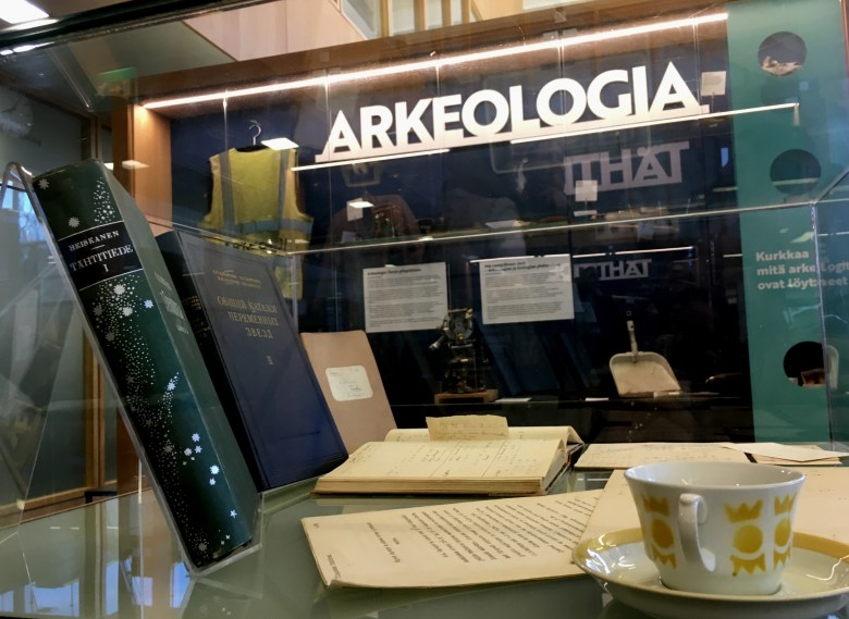 Maan ja taivaan väliltä kansi arkeologia ja tähtitiede