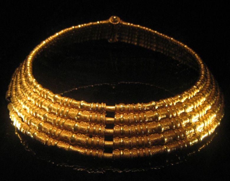 1280px-Golden_necklace_from_Färjestaden,_Sweden