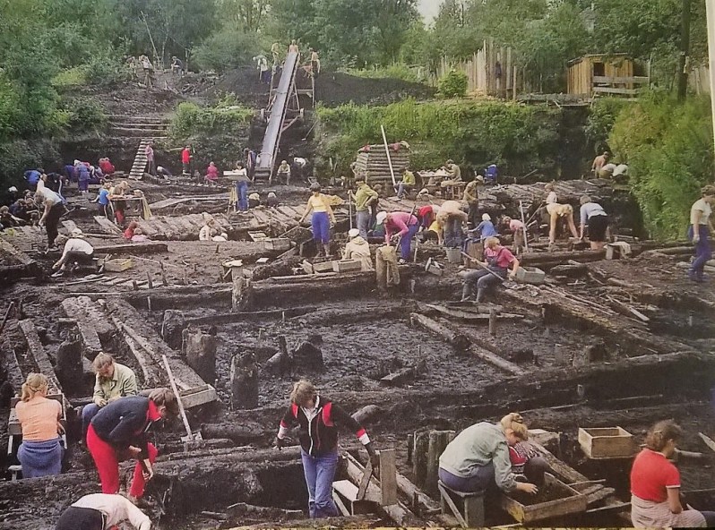 Troitskijn kaivausalueella paljastuu Novgorodin keskiaika. Kuva P. Uino 1984.