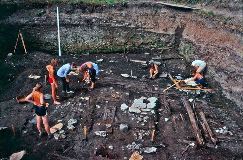 Viikinkiaikaisen talonpohjan kaivaus Staraja Ladogassa. Kuva P. Uino 1985