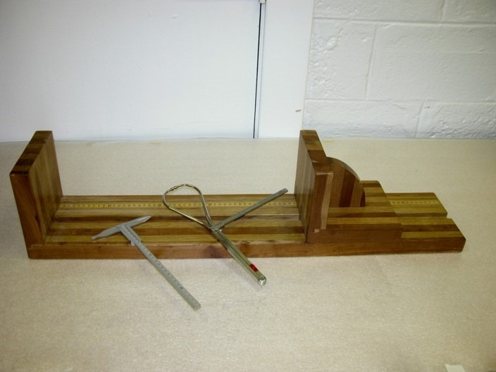 Luita mitataan osteometrisen pöydän ja erilaisten mittausvälineiden avulla. Kuva: Heli Maijanen.