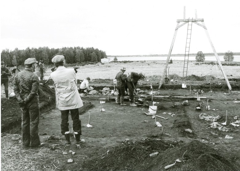Tornion Oravaisensaaren vuoden 1973 kaivaukset liittyivät Tornionlaakson ja Peräpohjolan asutuksen alkuperää tutkineeseen Oulun yliopiston hankkeeseen. Tornionlaakson museo – Tornedalens museum, kuva-arkisto.