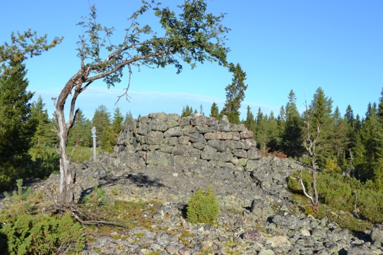 Piispankivenä tunnettu rajakivi sijaitsee Tornion Iso-Huiturin saaren korkeimmalla kohdalla. Tornionlaakson museo – Tornedalens museum, kuva-arkisto.