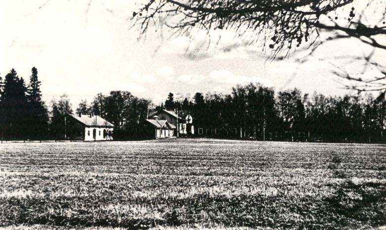 Kuvan taustalla Wiksbergin kartano ja vasemmalla meijerirakennus. Kuva: Forssan museo, Finlaysonin kokoelma. Finna.fi CC BY 4.0