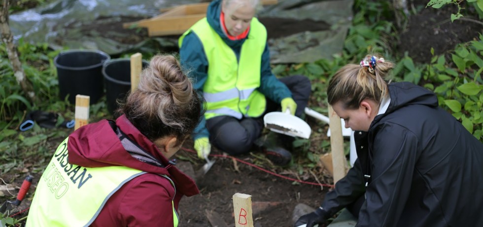 Forssan Yhteislyseon oppilaita kaivamassa Wiksbergin kartanolla.