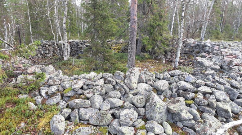 Keminmaan Jatulinlehdon vastaavanlainen rakenne oikealla. Kuva: Tornionlaakson museo – Tornedalens museum, kuva-arkisto.