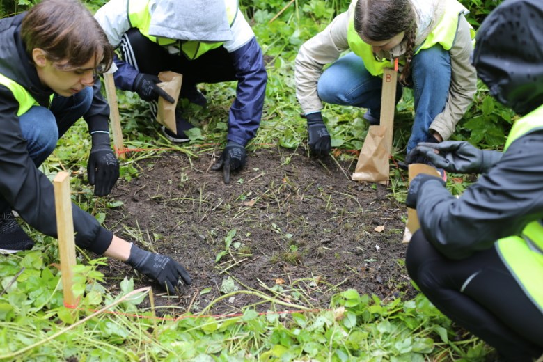 Oppilaat yhdessä oppimassa. Forssan mullankaivajat