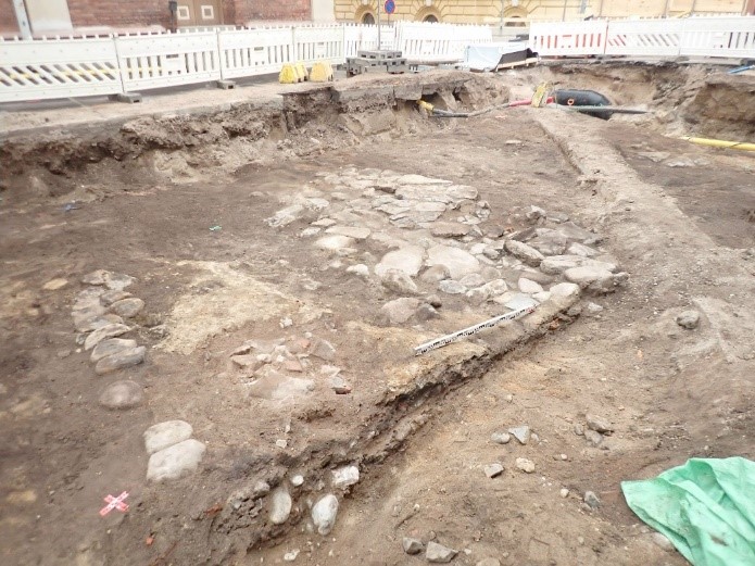 Kuva 17. Todennäköisesti samaan rakennukseen kuuluvia kiviperustuksia. Mikroliitti