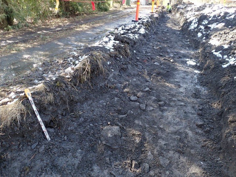 Kuva 4. Tien alle ulottuva maansekainen kivipenkka Mikroliitti Lempäälä Mottinen