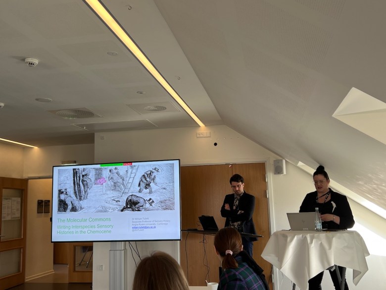 William Tullett ja Laura Nissin avaamassa ensimmäistä seminaaripäivää.